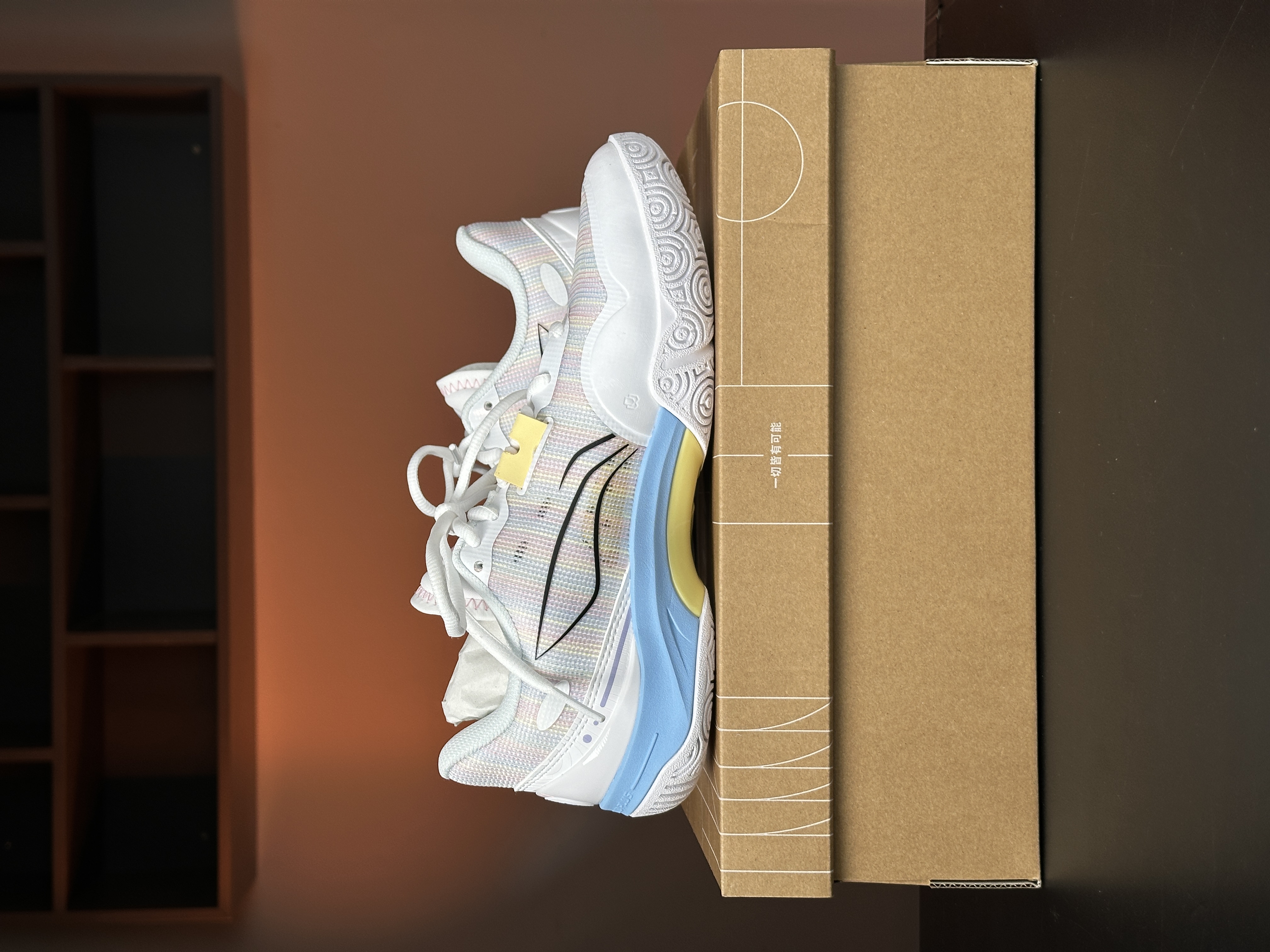 Giày Cầu Lông Lining Pounce 2 AYTV013-1 Trắng Hồng Vàng Chính Hãng - Thông Thoáng - Bền Bỉ - Giảm Chấn - Mềm Mại